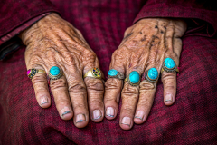 Beringte Hände einer älteren Frau