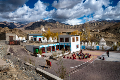 Ein Schulhof in Alchi