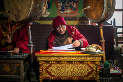 Mönche beim Gebet im Lamayuru Kloster