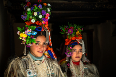 Zwei junge Frauen in traditioneller Tracht mit Blumenschmuck
