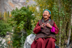 Eine ältere Frau lacht herzlich