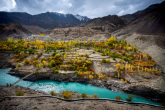 Leuchtender Indus unterhalb eines Dorfes