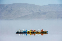Boote auf dem Maharloo Salzsee in Shiras, Iran