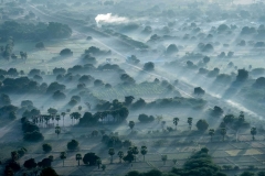 Landschaft von oben bei Sonnenaufgang in Bagan, Myanmar