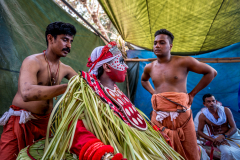 Ein Mann wird angekleidet