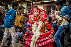 Theyyam-Gott  mit Kindern