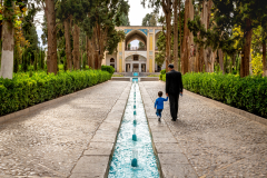 Großvater mit Enkel im Park