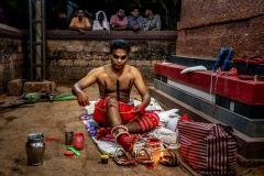 Ein Mann kleidet sich an