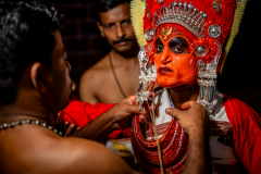 Ein Mann wird geschmückt