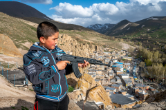 Junge spielt mit Spielzeug-MG
