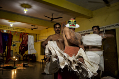 Kathakali-Tänzer beim Ankleiden