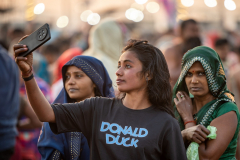 Influencerin auf der Maha Kumbh Mela 2025 in Prayagraj