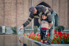 Vater und Sohn in der Freitagsmoschee, Srinagar