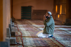 Betender Mann in der Freitagsmoschee, Srinagar