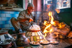 Mann bereitet traditionelles Frühstück zu, Srinagar