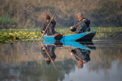Zwei Männer im Boot auf dem Dal See, Srinagar