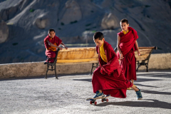 Buddhistische Novizen üben Skateboard-Fahren, Lamayuru Ladakh