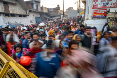 Menschenmengen bei der Maha Kumbh Mela 2025 in Prayagraj