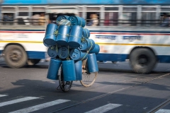 Radfahrer mit Tonnenlast in Kalkutta, Indien