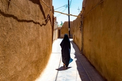 Frau mit Tschador in den Strassen von Yazd, Iran