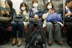 Frauen mit Gesichtsmasken in der U-Bahn in Tokio, Japan
