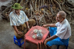 Alte Freunde beim Teetrinken in Yangon, Myanmar