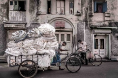 Mann mit Lasten-Fahrrad in Kalkutta, Indien
