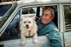 Mann mit Hund im Auto, Isfahan, Iran