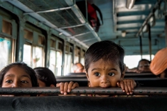 Kind im Bus in Nashik, Indien