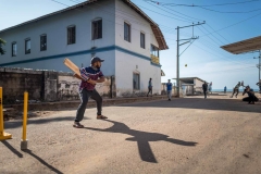 Cricket-Spiel auf der Strasse in Kerala, Indien