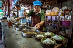 Köchin macht Street-Food in Thailand