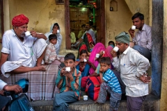 Familie beim Teetrinken, Indien