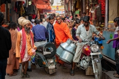 Volle Gasse in Haridwar, Indien