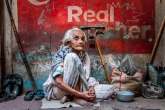 Bettlerin in Varanasi, Indien