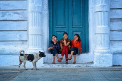 Freundinnen mit Hunde in Kathmandu, Nepal