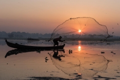 Wolfgang Kürner - Die Sonne im Netz (Myanmar-Fotoreise 2018)
