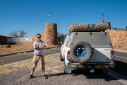 Am Eingang zum Etosha National Park, Namibia