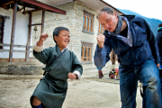 Tanzen mit Schuljunge in Phobjika, Bhutan