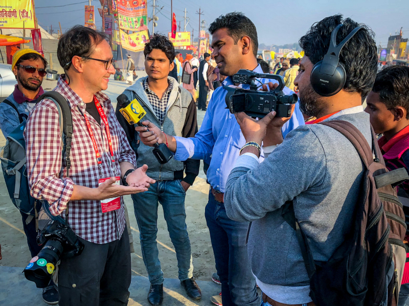 Im-Interview-bei-der-Kumbh-Mela-1
