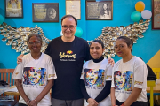 Mit Opfern von Säureangriffen im Sheroes Cafe, Agra