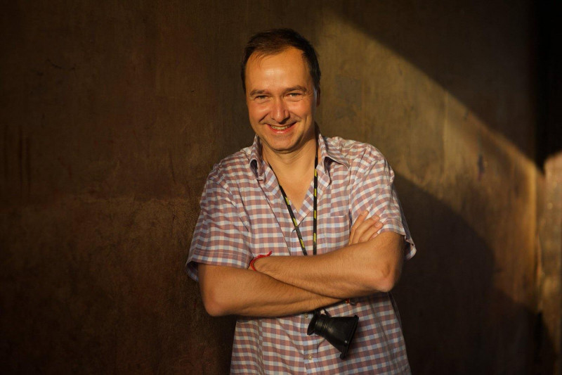 Posing im Stadttor von Jaipur, Rajasthan