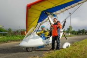 Im Ultraleichtflugzeug in die Annapurna Range in Nepal