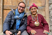 Selfie mit aelterer Brokpa-Frau, Ladakh