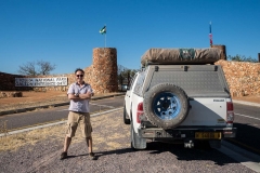 Am Eingang zum Etosha National Park, Namibia