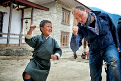 Tanzen mit Schuljunge in Phobjika, Bhutan