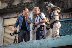 Erklärungen für Teilnehmende einer Fotoreise auf einem Dach in Varanasi
