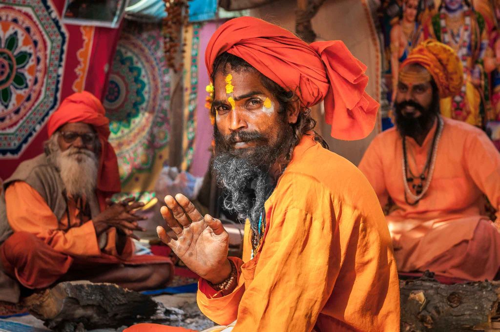Grüßende Sadhus auf der Kumbh Mela in Haridwar