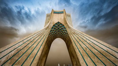 Fotoreise Iran: Azadi Tower in Teheran kurz vor einem Sandsturm