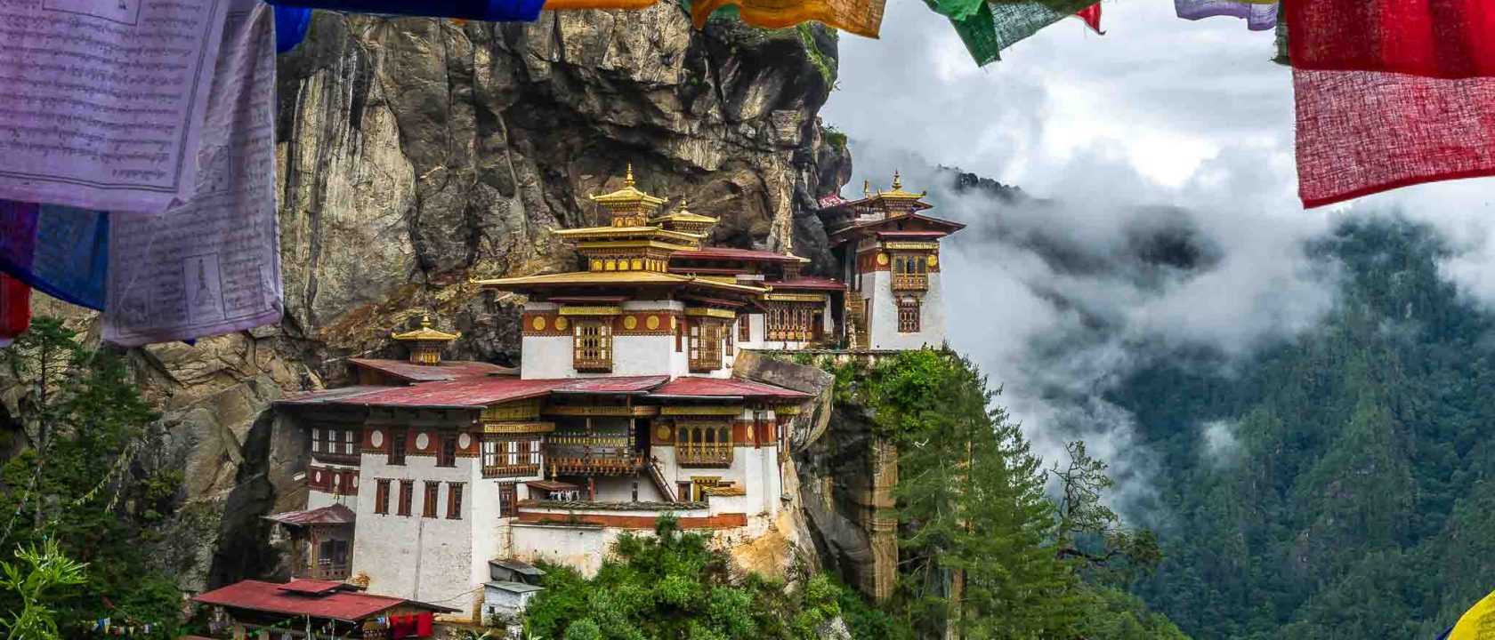 Fotoreise nach Bhutan - Tiger's Nest mit Gebetsfahnen