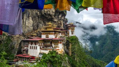 Fotoreise nach Bhutan - Tiger's Nest mit Gebetsfahnen